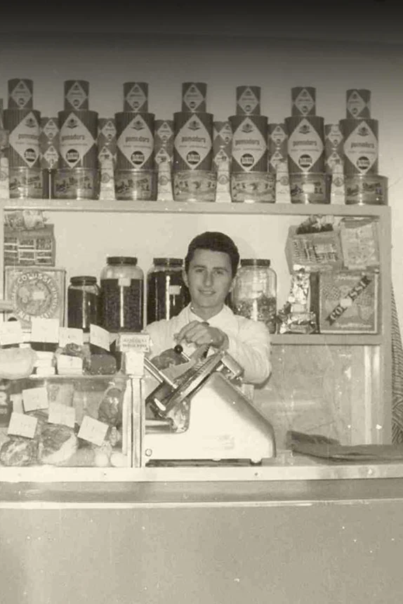 Dino Areni, dedito nel taglio nella salumeria storica di Castelfidardo