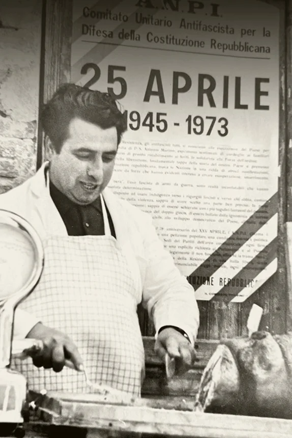 Pierino Andreozzi dedito nel taglio nella salumeria storica di Castelfidardo della Porchetta – Mogliano 1973